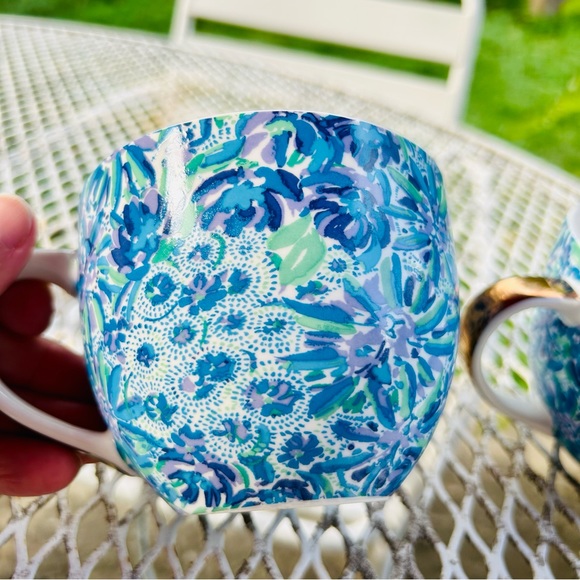 LILLY PULITZER NEW IN BOX Set Of 2 Ceramic 12oz Mugs Blue Purple Floral - Picture 2 of 8